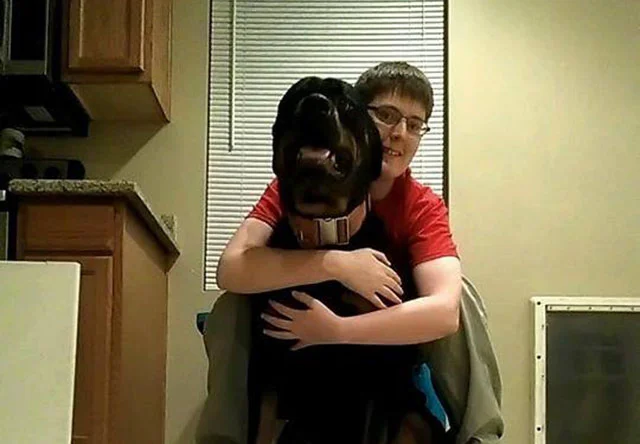 joven con autismo y su perro joven con autismo y su perro