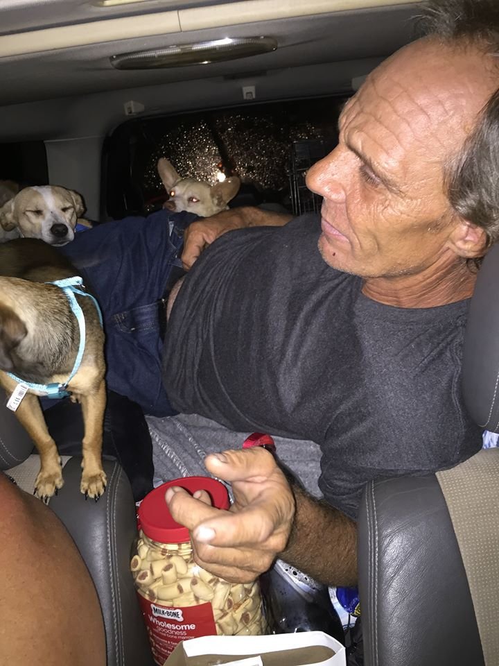 Hombre no abandonó a sus perros