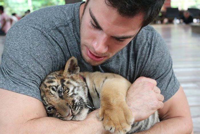 Dr Evan y un cachorro de tigre Dr Evan y un cachorro de tigre