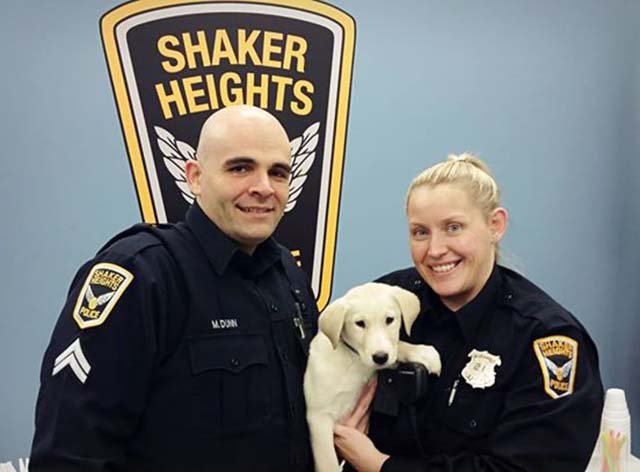 policías y cachorro