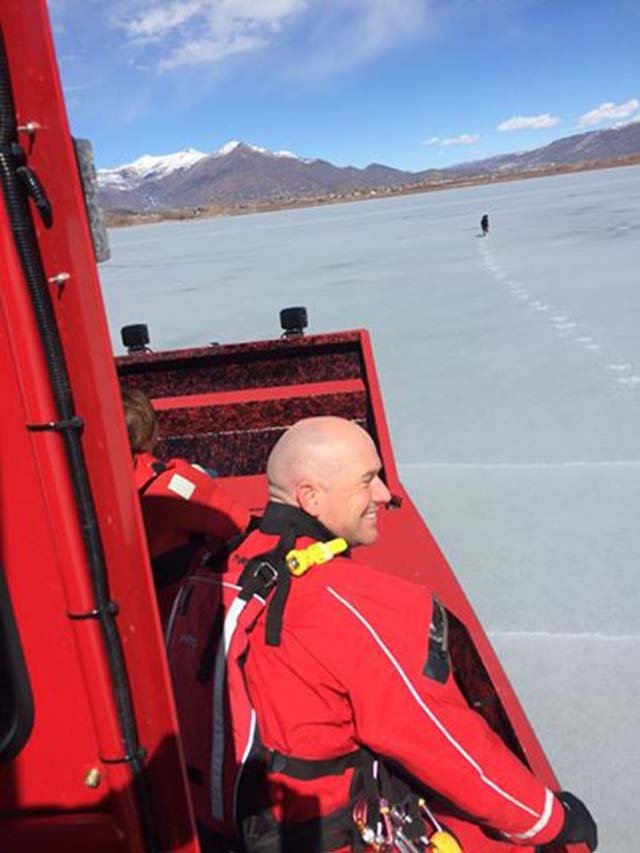 Rescate de perra en un lago congelado Rescate de perra en un lago congelado