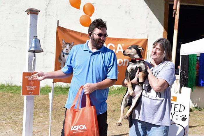 Toca la campana en evento de adopción