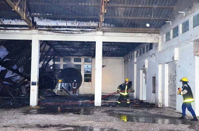 Incendio en bodega abandonada