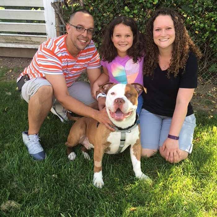Max feliz con nu nueva familia