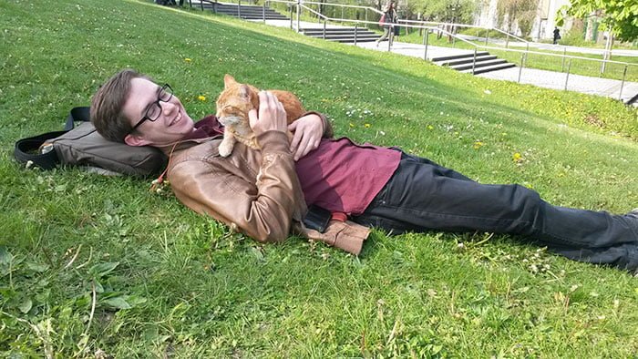 Gato Campus y un estudiante