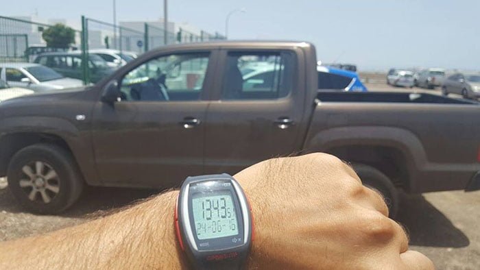 Perro encerrado en un auto caliente
