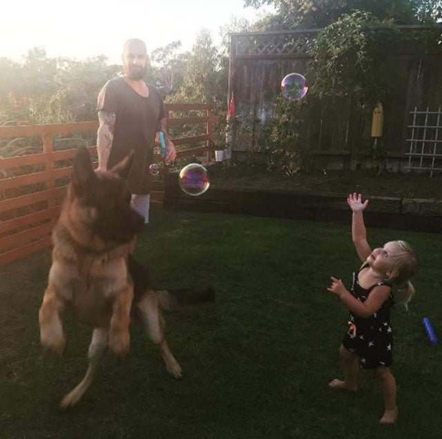 Sloane juega con Tiger