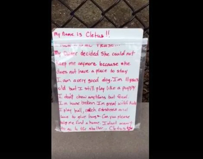 Fue abandonado junto a su caja de juguetes y una nota