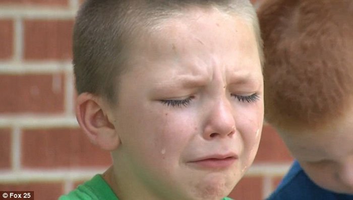 Niño llora la muerte de su perro Niño llora la muerte de su perro