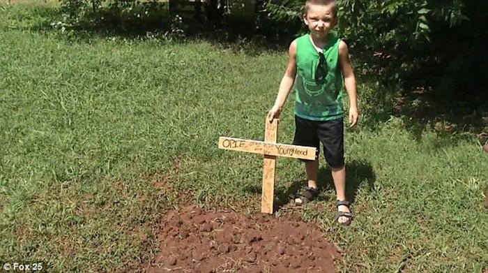 Niño sufre la muerte de su perro Niño sufre la muerte de su perro