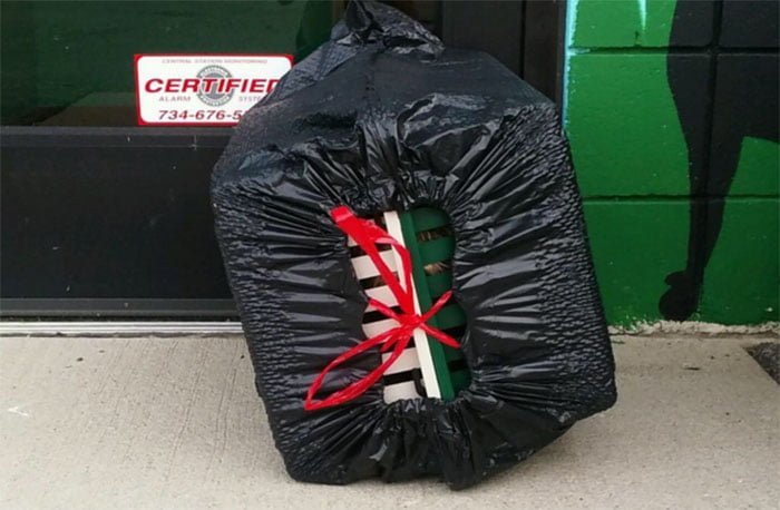Perro abandonado en una jaula dentro de bolsa de basura