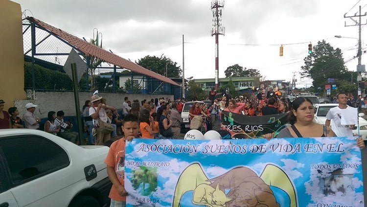Personas marchando en Costa Rica Personas marchando en Costa Rica