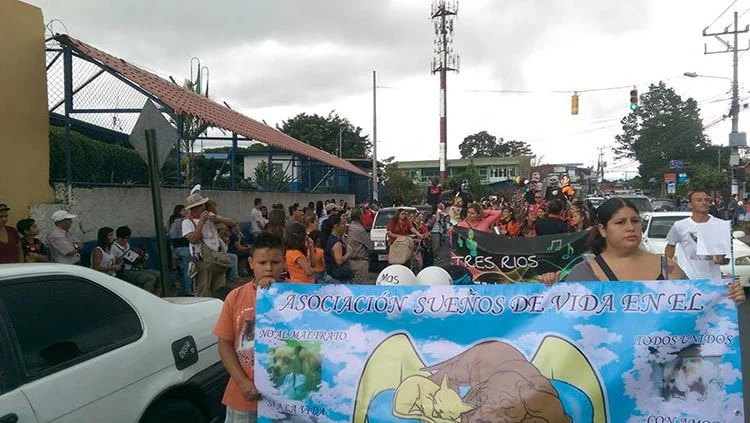 Personas marchando en Costa Rica Personas marchando en Costa Rica