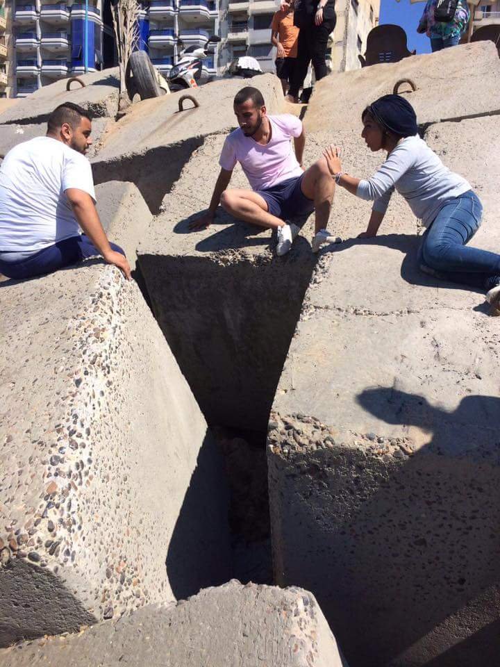Equipos de rescate llegan a ayudar a un cachorro