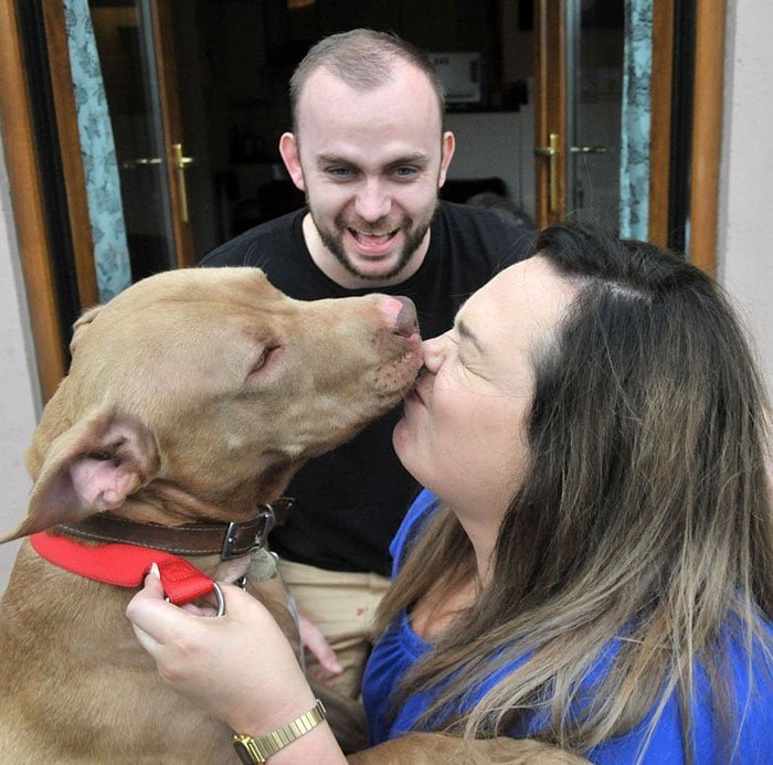 Hank es recibido por su familia