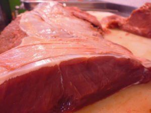 La carne magra o carne con bajo contenido de grasa es la principal fuente alimenticia en la dieta BARF