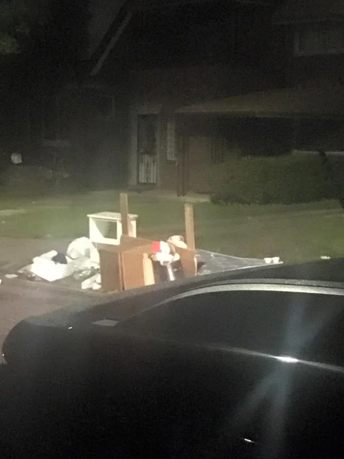 Boo permaneció junto a la basura esperando a su familia