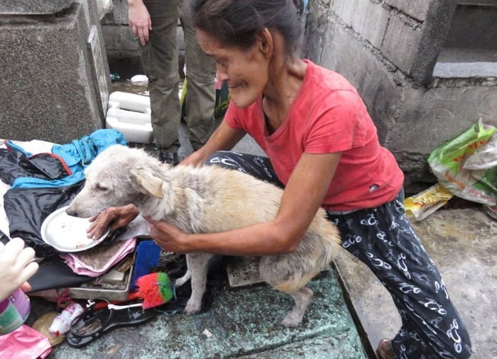 Mujer con un perro