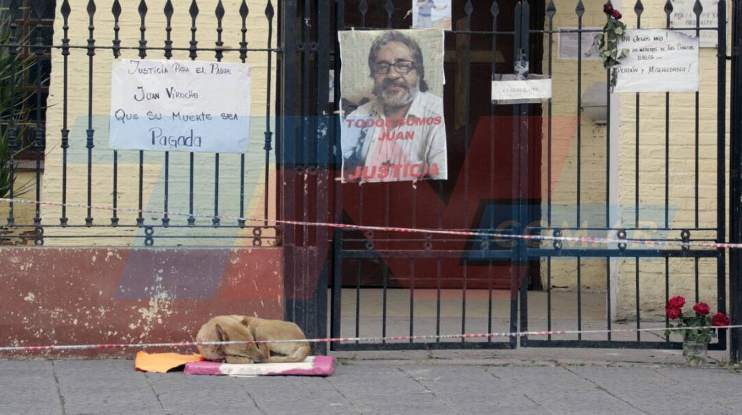 Perro espera al cura que falleció hace una semana.