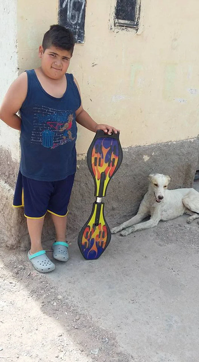 Niño de 9 años puso en venta su patineta para salvar la vida de un perro sin hogar 2 Mauco y su patineta