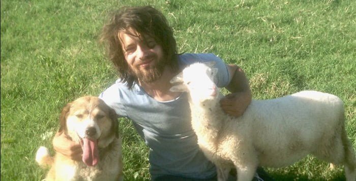 Este hombre renunció a su carrera como modelo para irse a vivir con 500 animales abandonados 3 Gökcer Korkmaz ayuda a los animales abandonados