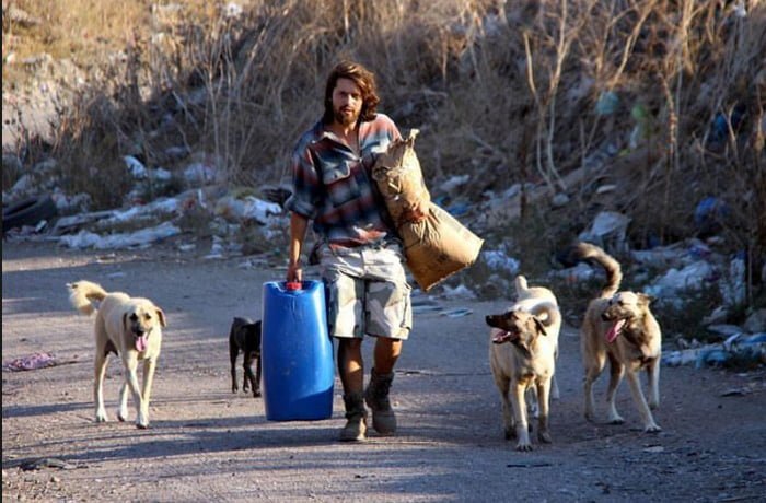 Este hombre renunció a su carrera como modelo para irse a vivir con 500 animales abandonados 1 Gökcer Korkmaz