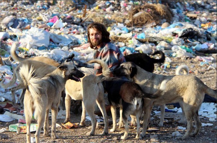Este hombre renunció a su carrera como modelo para irse a vivir con 500 animales abandonados 5 Gökcer tiene un gran corazón