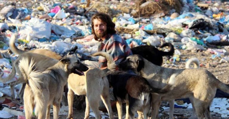 Este hombre renunció a su carrera como modelo para irse a vivir con 500 animales abandonados