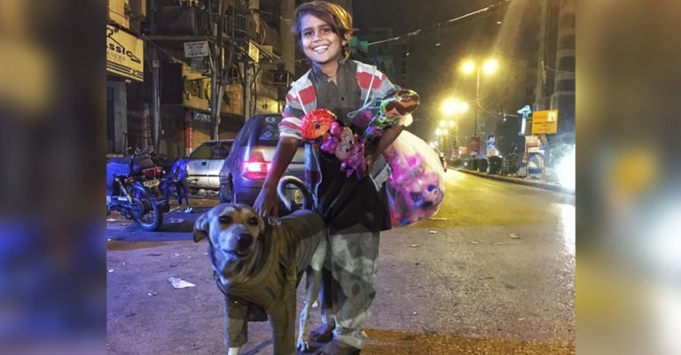 Niño sin hogar le da a este perro su suéter para mantenerlo caliente