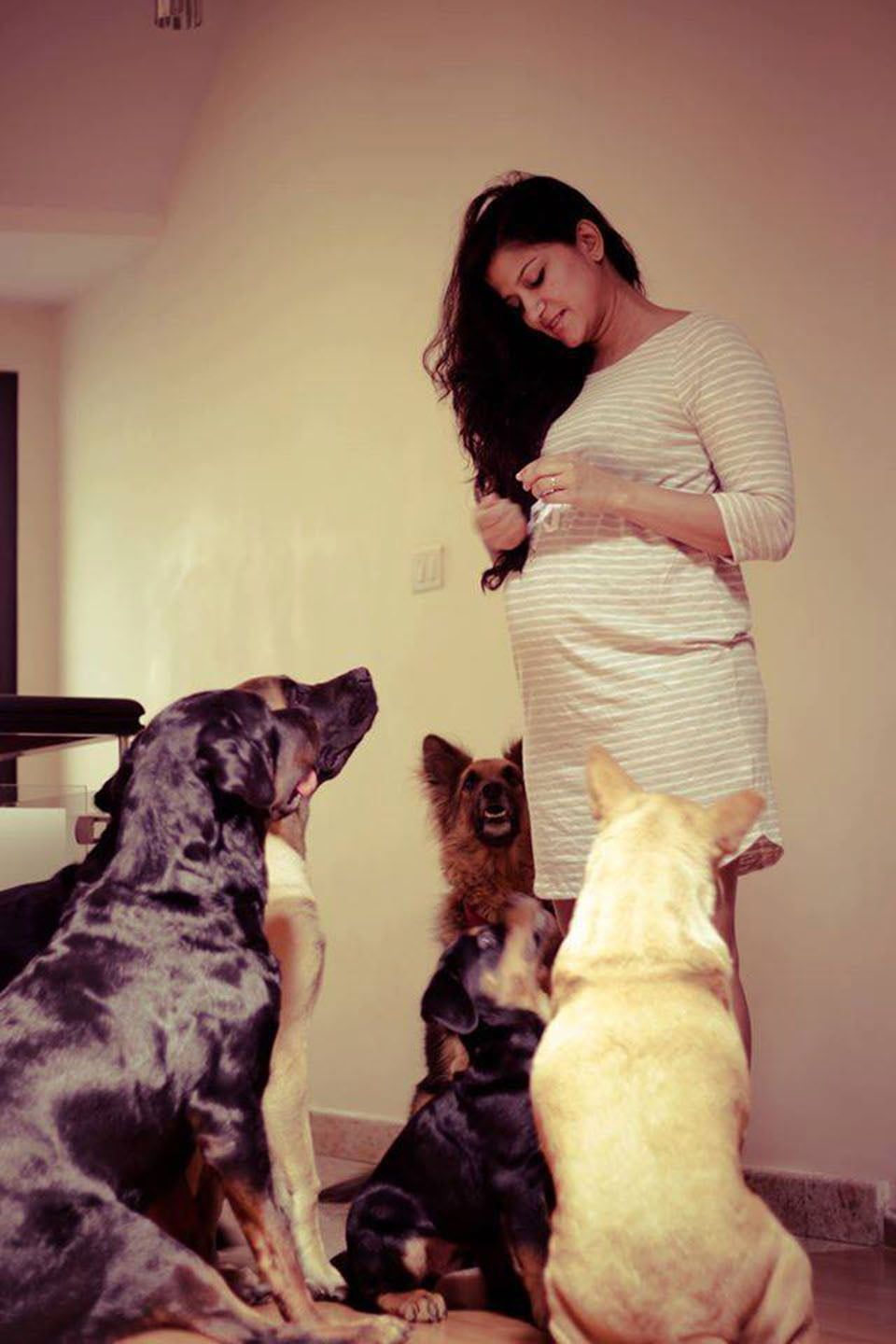 Mujer embarazada y sus perros
