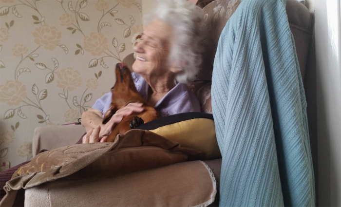 Orla y Winifred Lowey Esta anciana disfruta de la compañía de Orla