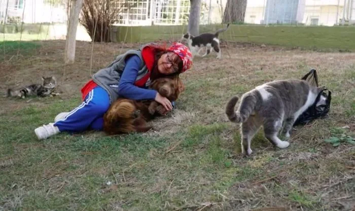 Mujer cuida a perros y gatos