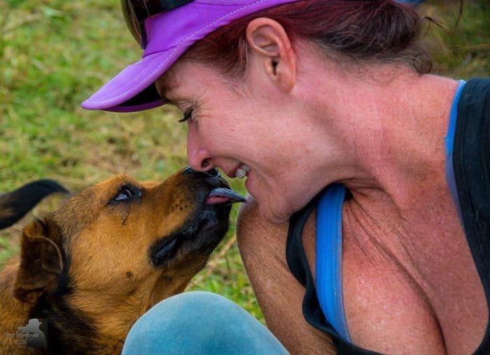 Lya Battle y uno de sus perros rescatados Lya Battle y uno de sus perros rescatados