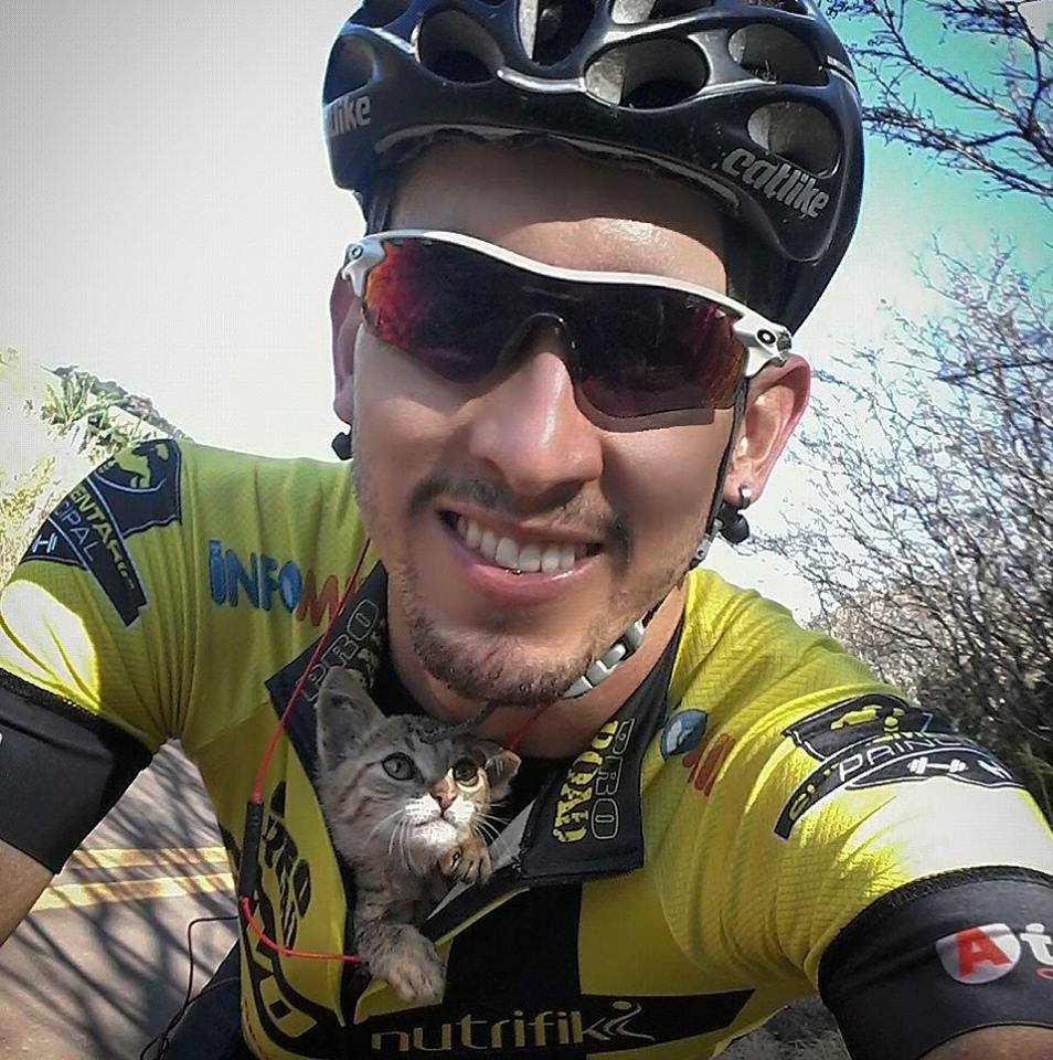 Ciclista rescata a un gatito