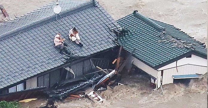 Pareja se negó a abandonar a sus perros en una terrible inundación