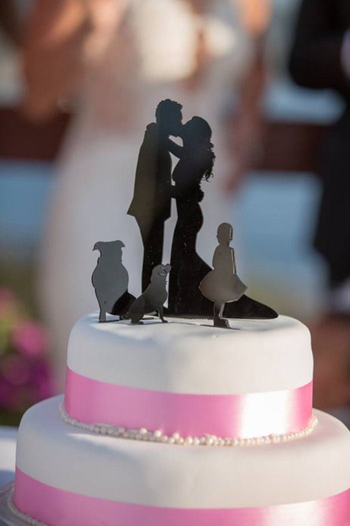 Jugador de la NFL y su esposa utilizaron su boda para recaudar dinero y ayudar a los perros sin hogar 2 Pastel de bodas
