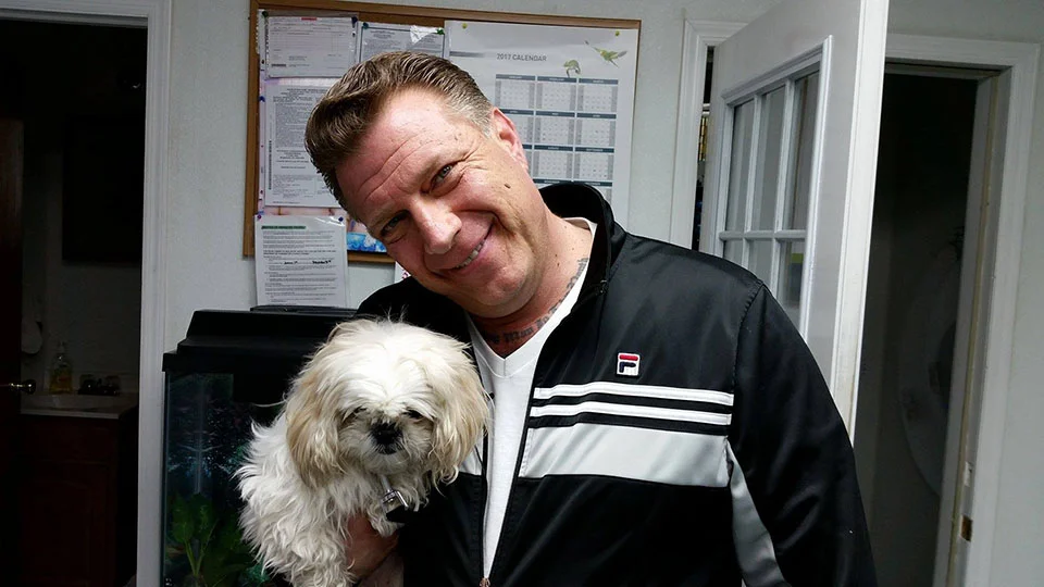 James Guiliani y un perro