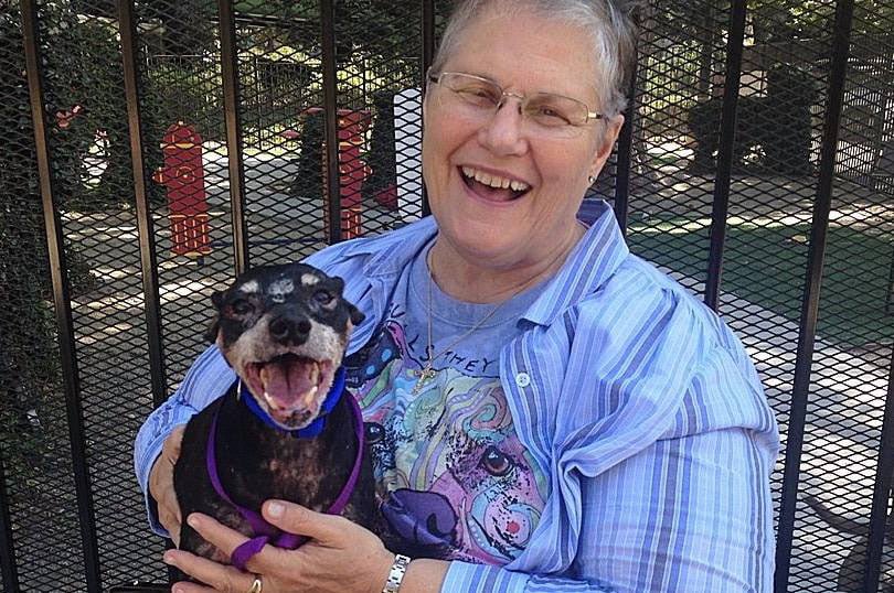 Abuela adopta al perro que nadie mas queria