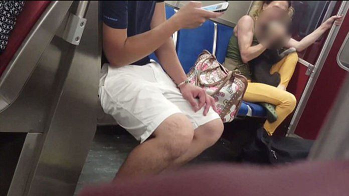 Mujer golpea y muerde a su perro en el metro