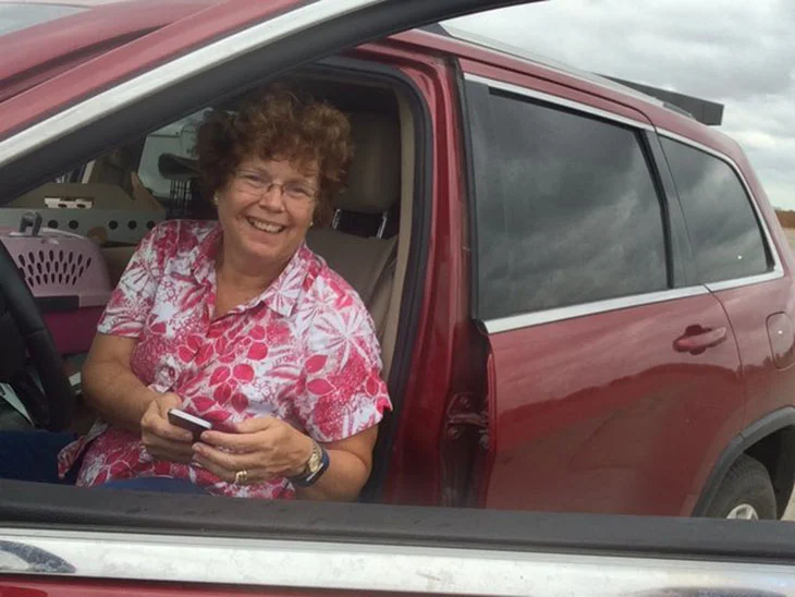 Mujer recata animales