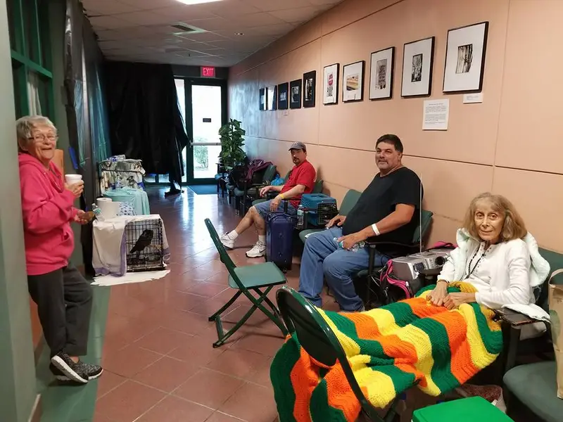 La gente se resguarda de la tormenta