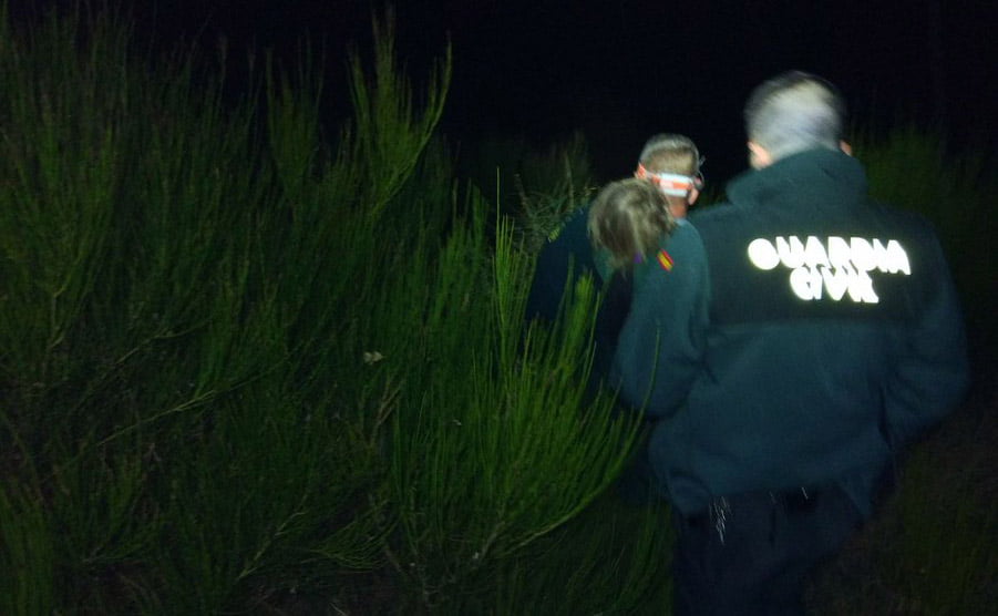 Niña encontrada arropada y protegida por su perro