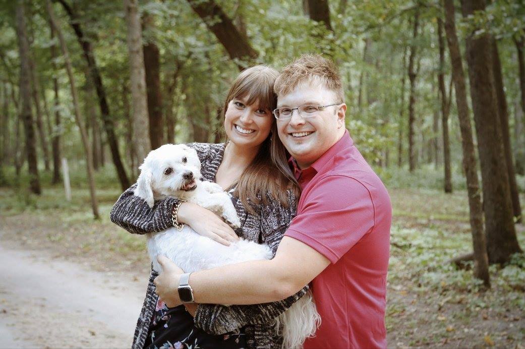 Pareja en sesión fotográfica con su perro Pareja en sesión fotográfica con su perro