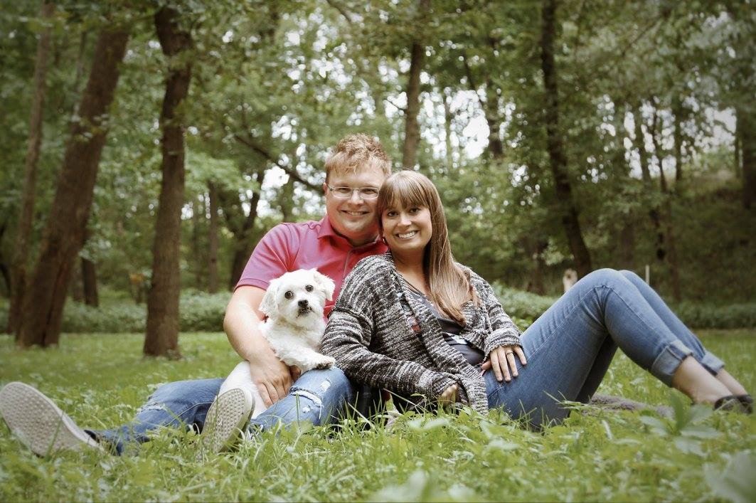 Pareja feliz con su perro Pareja feliz con su perro