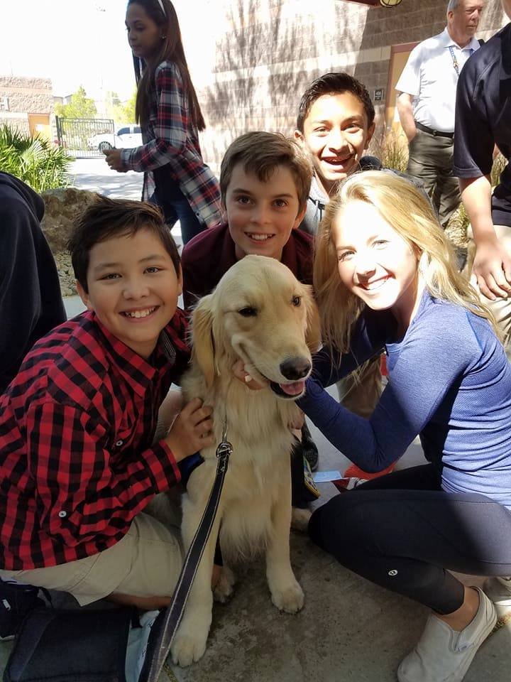 Perro de terapia y niños Perro de terapia y niños