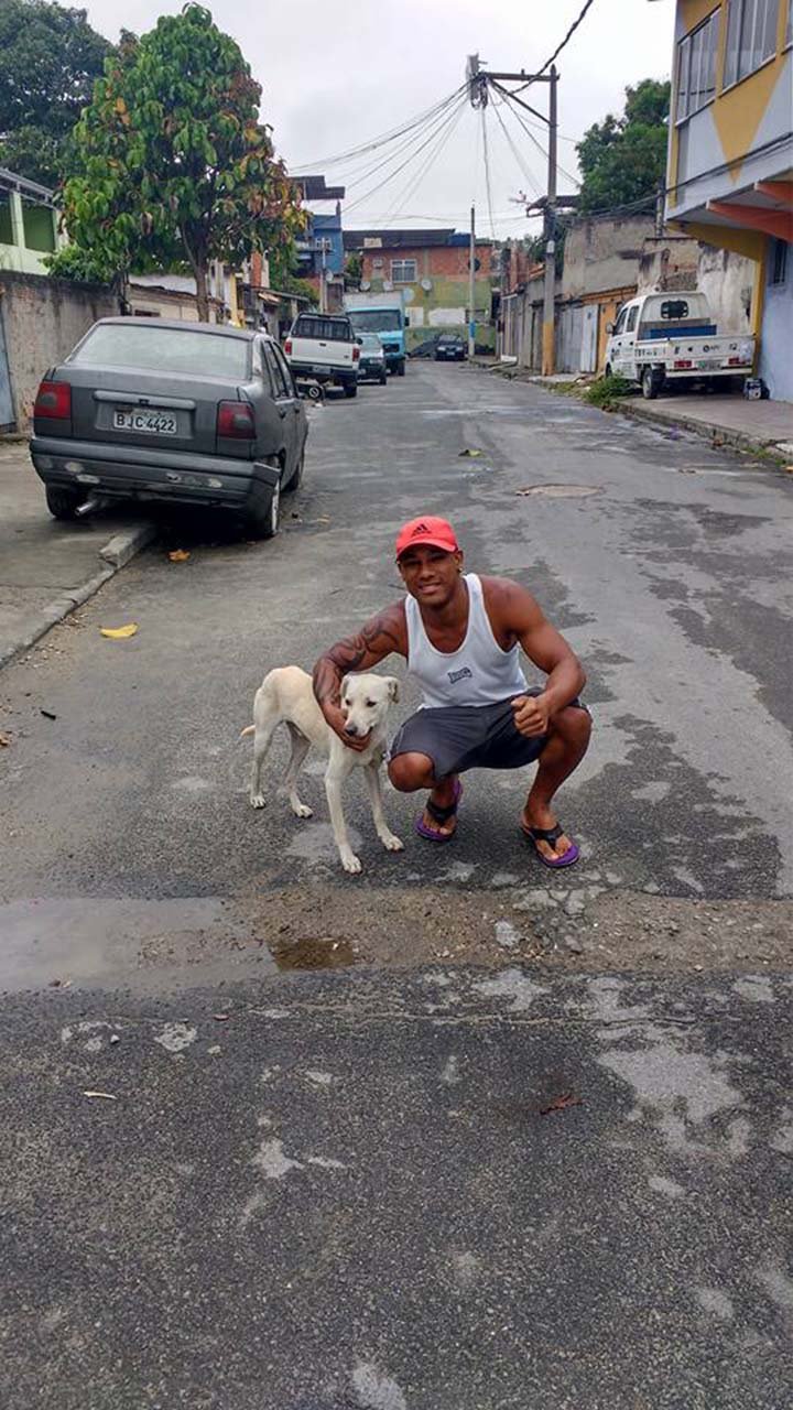 Perro se hace pis en su espalda