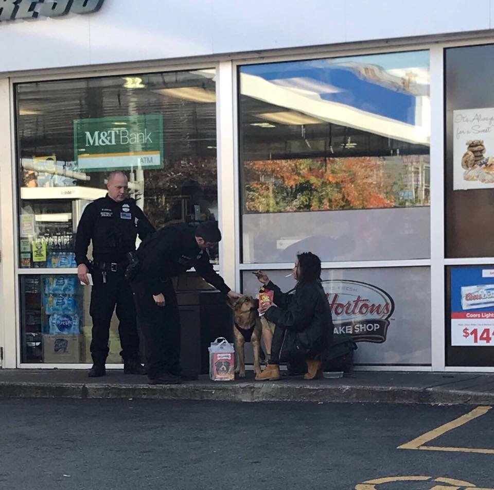 Policía da comida a mujer sin hogar y su perro Policía da comida a mujer sin hogar y su perro