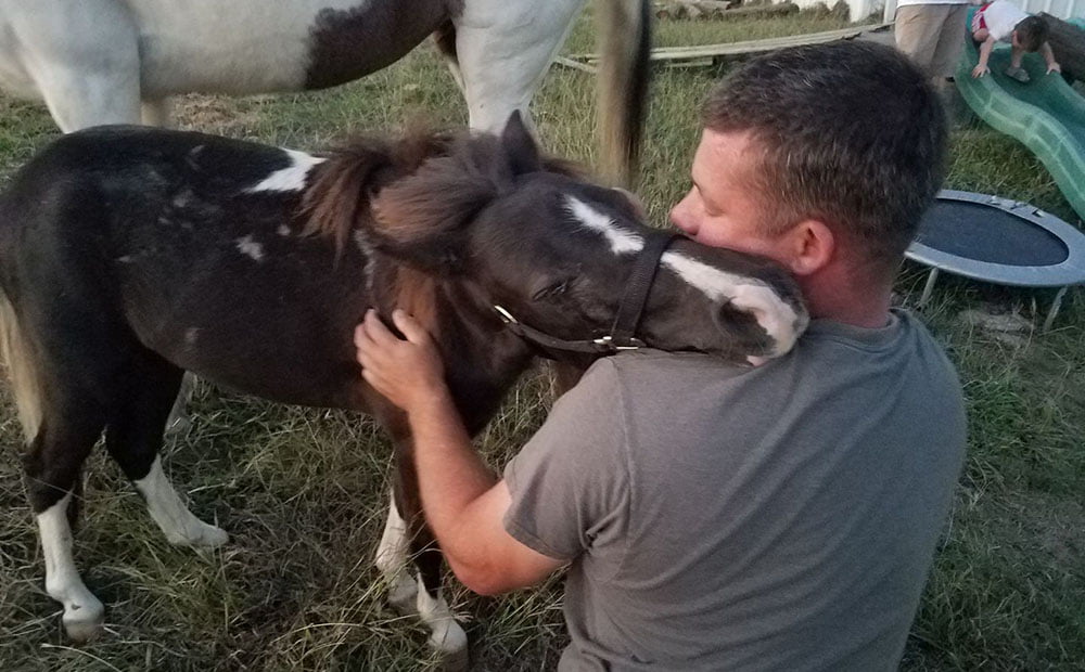 Poni rescatado abraza al hombre que lo salvó