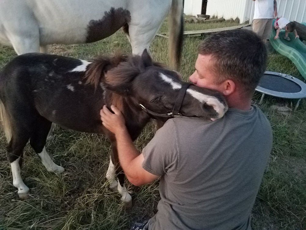 Tobías abraza a Kirk