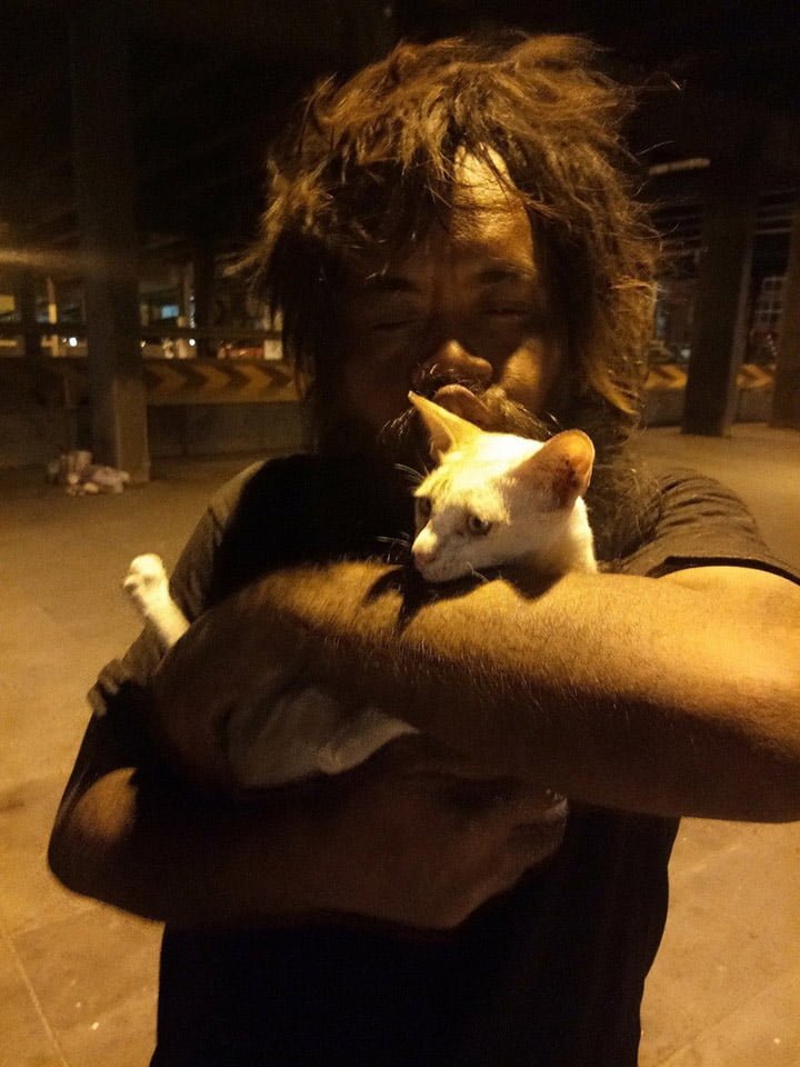 Loong y su gatito Loong y su gatito